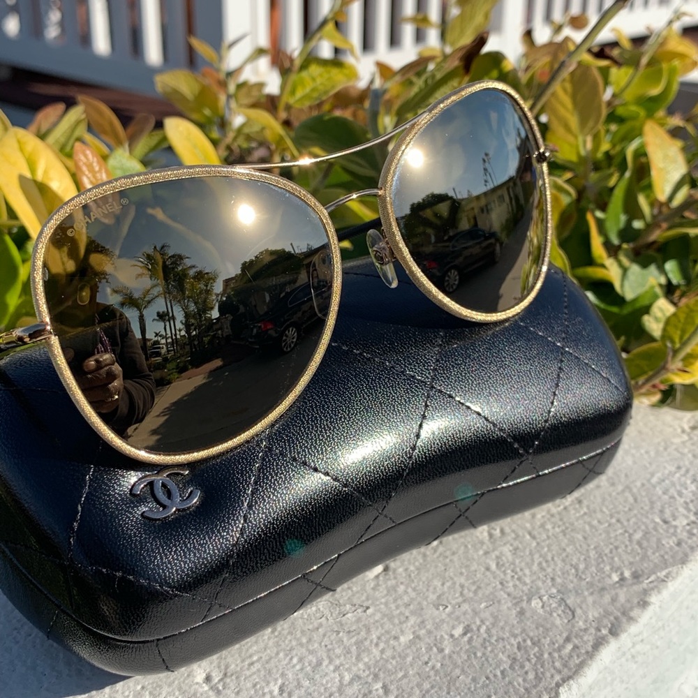 🛍CHANEL Gold Frame Mirror Sunglasses & Case🥰